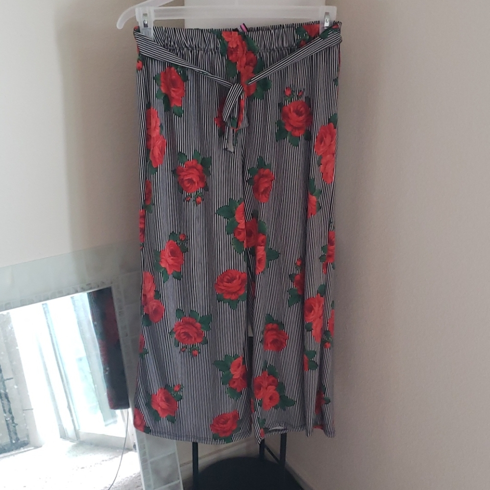 Discreet size large gaucho capri red,blk,white